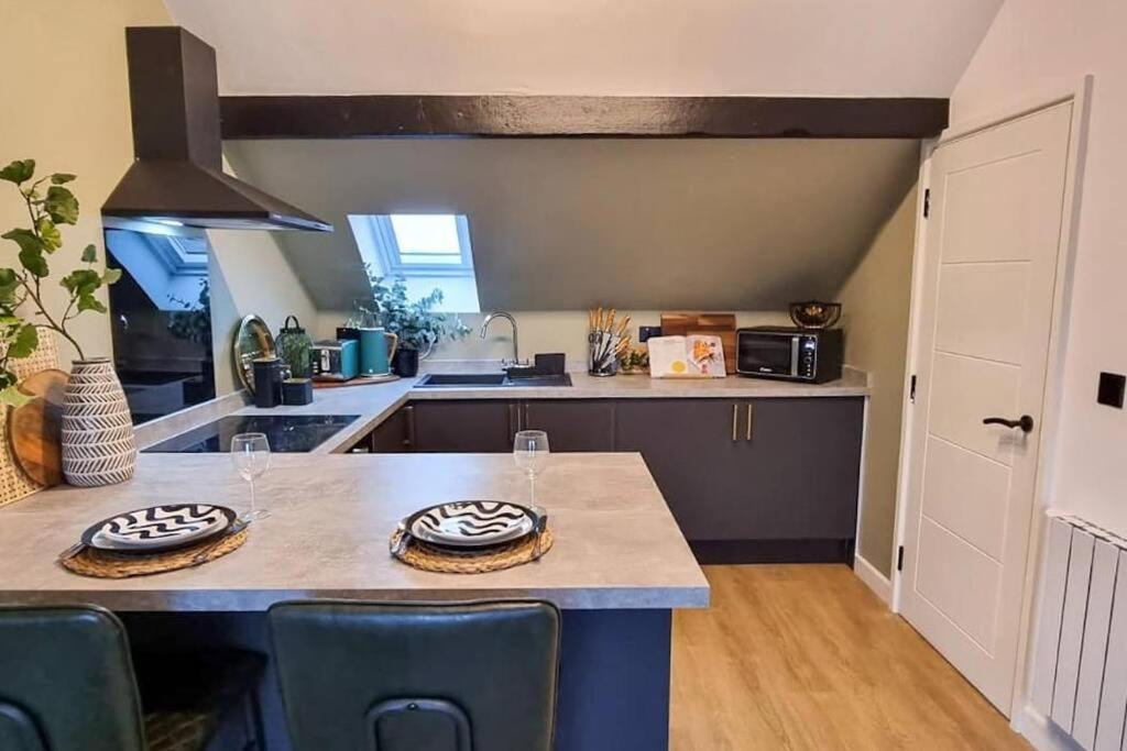 Super Stylish Apartment In Urmston Flat 3 ภายนอก รูปภาพ